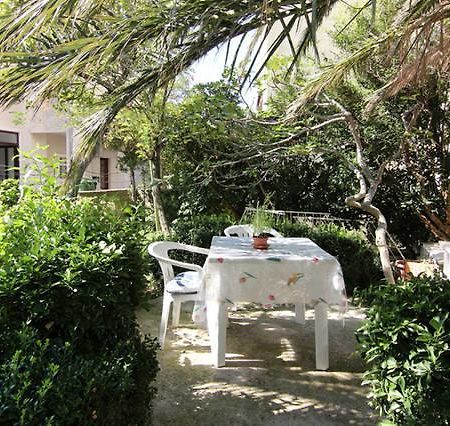 Eco-Apartments With Nice Garden Baška Voda Esterno foto